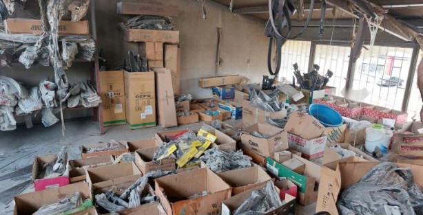 Yedek parça dükkanı alev aldı!