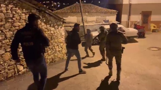 Foto - Yedikleri haltı duyunca şaşıracaksınız! Sizin gibi polis olmaz olsun!