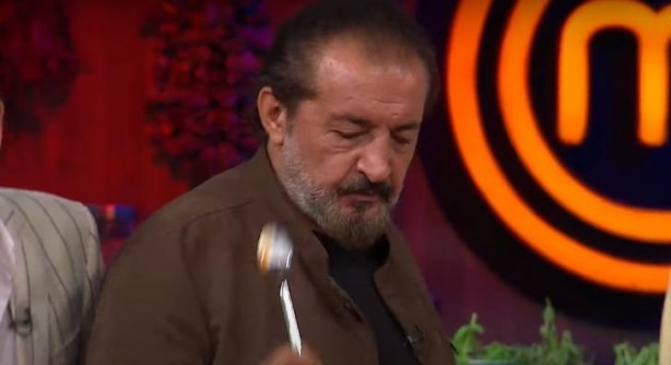 Yemek mi yapıyorsunuz şov mu? Mehmet Şef sinirden kaşık fırlattı!