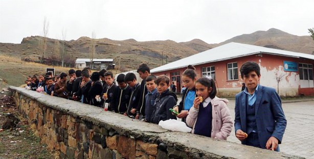Foto - Yemeklerini okul duvarında yiyorlardı...Kaymakam gereğini yaptı