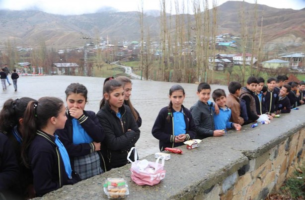 Foto - Yemeklerini okul duvarında yiyorlardı...Kaymakam gereğini yaptı
