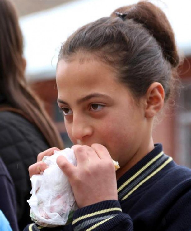 Foto - Yemeklerini okul duvarında yiyorlardı...Kaymakam gereğini yaptı