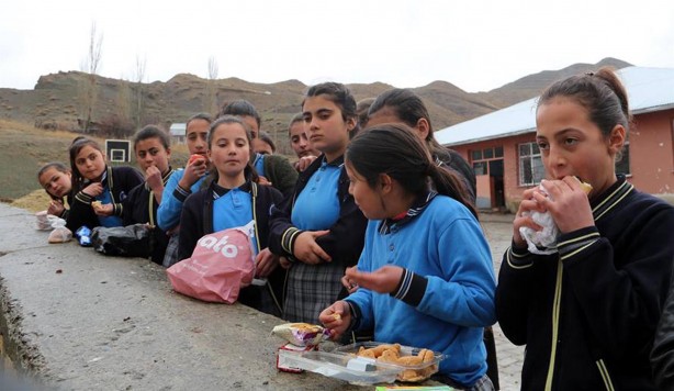Foto - Yemeklerini okul duvarında yiyorlardı...Kaymakam gereğini yaptı