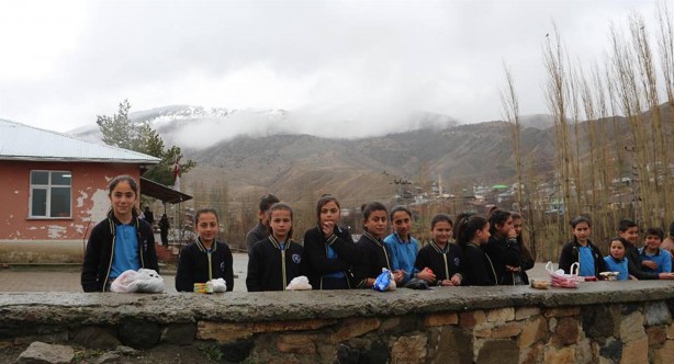 Foto - Yemeklerini okul duvarında yiyorlardı...Kaymakam gereğini yaptı