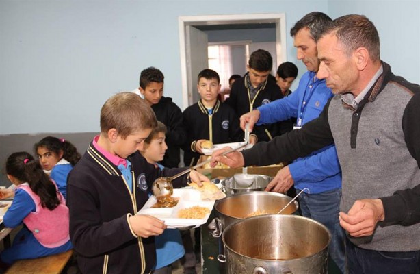 Foto - Yemeklerini okul duvarında yiyorlardı...Kaymakam gereğini yaptı