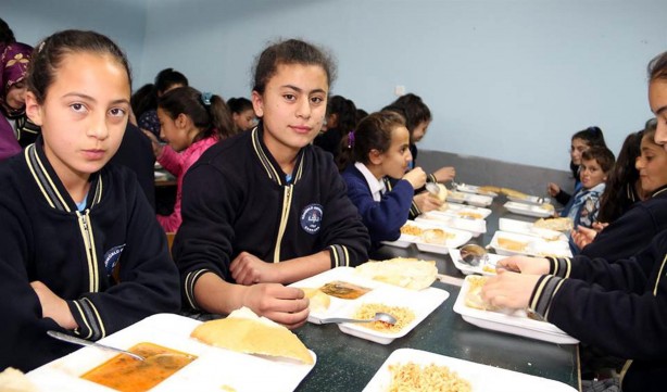 Foto - Yemeklerini okul duvarında yiyorlardı...Kaymakam gereğini yaptı