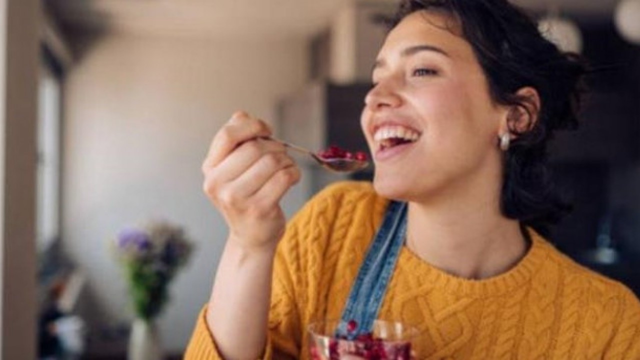 Foto - Yemekten sonra rahatlatıyor! Narı tuzlayıp yiyince bakın ne oluyor