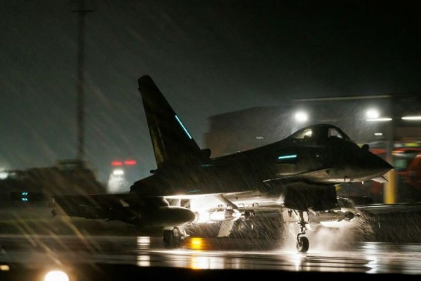 Foto - Yemen'e hava saldırısı! ABD ve İngiliz uçakları Sana'yı vurdu