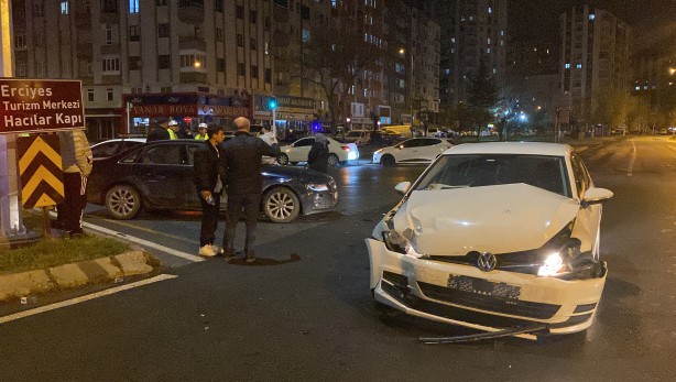 Yeni aldığı otomobille kaza yaptı, gözyaşlarına hakim olamadı