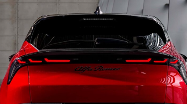 Yeni araba modelinin adı ülkeyi karıştırdı! Apar topar değiştirdiler