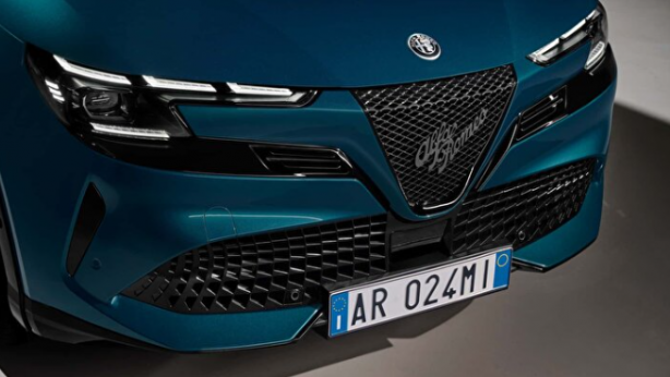 Foto - Yeni araba modelinin adı ülkeyi karıştırdı! Apar topar değiştirdiler