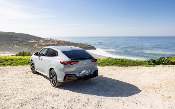 Foto - "3 kuruş fazla olsun KIRMIZI olsun" diyenlere! Yeni BMW iX2 Türkiye yollarında! Otomobil o versiyonu ilk kez sunuyor! Alman teknolojisine sahip aracın menzili ve fiyatı ne kadar?