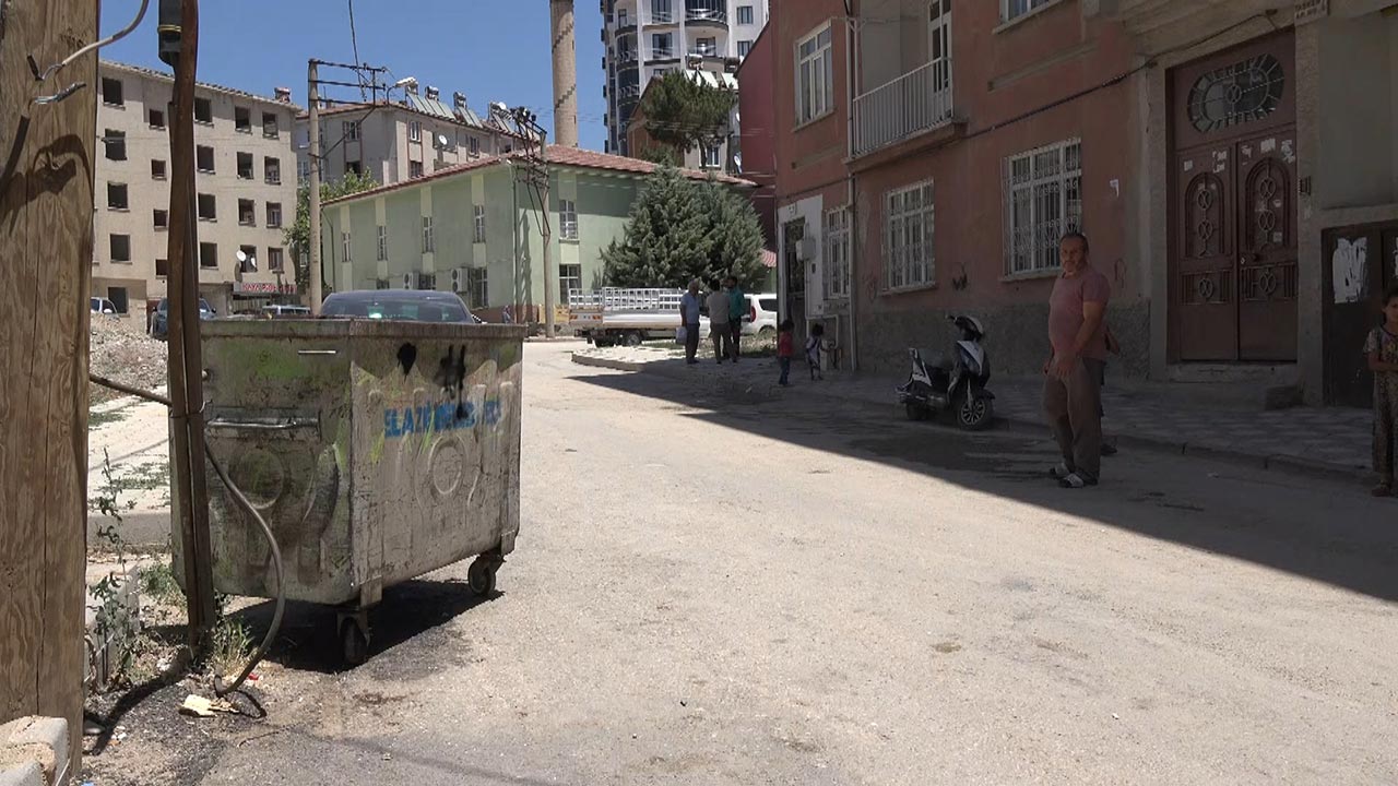 Yeni doğan bebeğini çöpe attı! Esnaf son anda fark etti