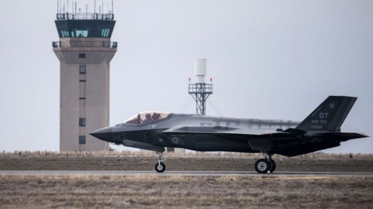 Yeni eğitim uçağı ilk kez sahneye çıktı! "HÜRJET" detayı dikkat çekti