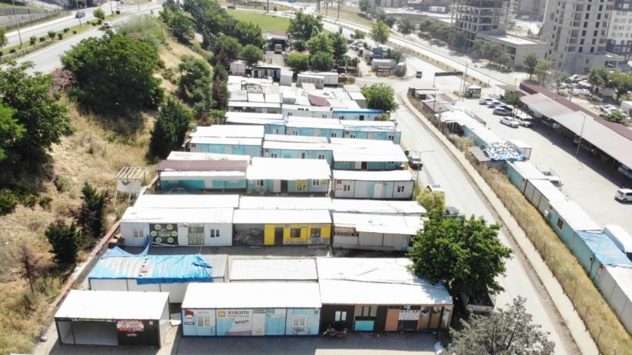 Yeni işyerleri tamamlandı Depremzede esnaf konteynerlere veda ediyor