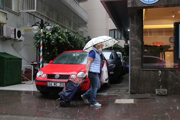 Foto - Yeni normalin ilk gününde İzmir'i yine su bastı