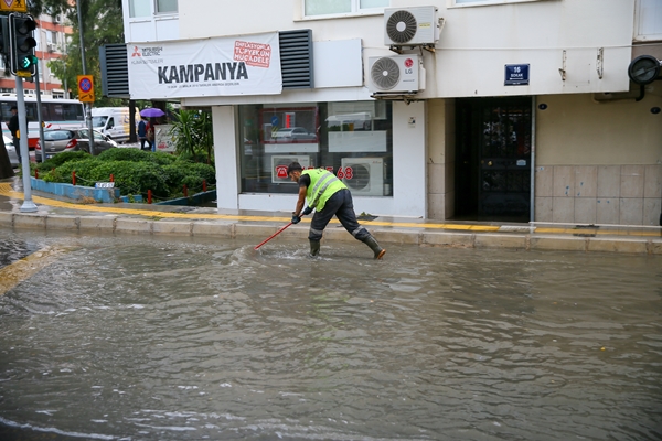 Foto - Yeni normalin ilk gününde İzmir'i yine su bastı