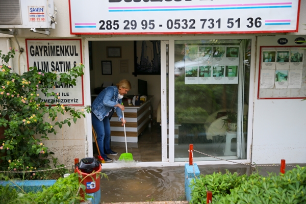 Foto - Yeni normalin ilk gününde İzmir'i yine su bastı