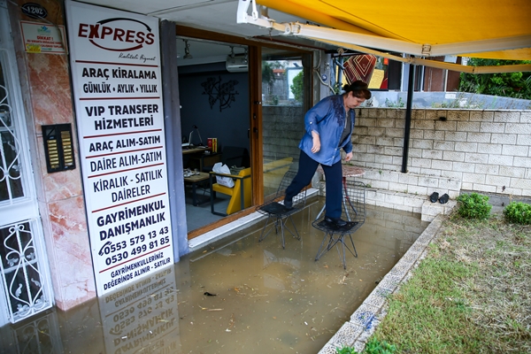 Foto - Yeni normalin ilk gününde İzmir'i yine su bastı