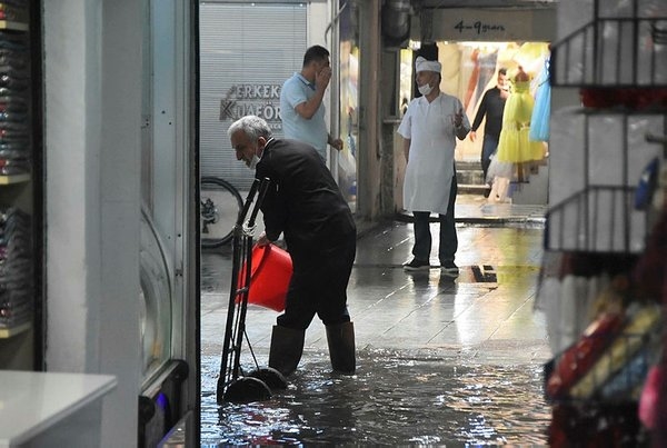 Yeni normalin ilk gününde İzmir'i yine su bastı