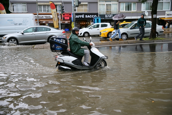 Foto - Yeni normalin ilk gününde İzmir'i yine su bastı