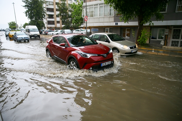 Foto - Yeni normalin ilk gününde İzmir'i yine su bastı