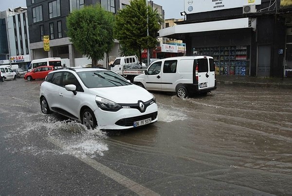Foto - Yeni normalin ilk gününde İzmir'i yine su bastı