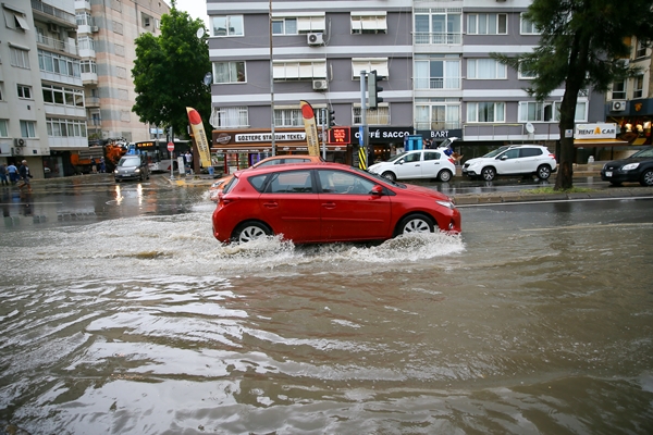Foto - Yeni normalin ilk gününde İzmir'i yine su bastı