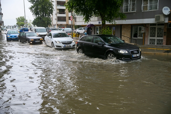 Foto - Yeni normalin ilk gününde İzmir'i yine su bastı