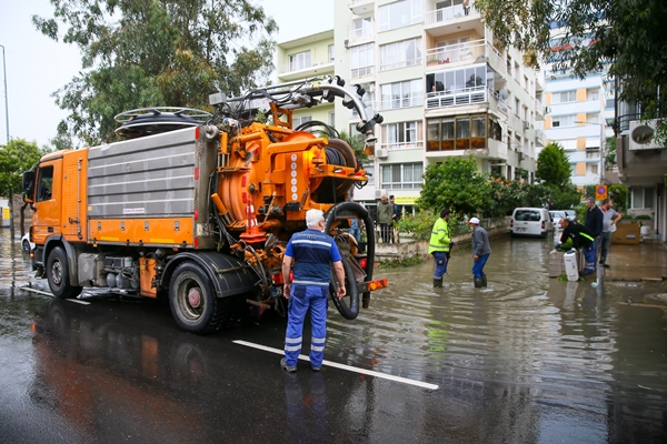 Foto - Yeni normalin ilk gününde İzmir'i yine su bastı