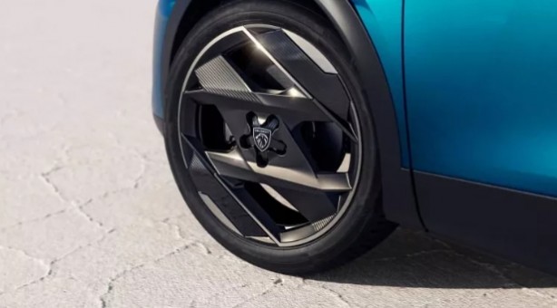 Yeni Peugeot 408 vitrine çıktı