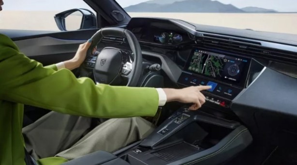 Foto - Yeni Peugeot 408 vitrine çıktı