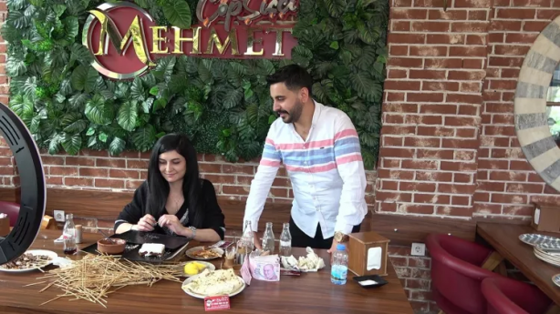 Foto - Yeni rekor geldi! Masaya oturan kadın 5 kilo fazlayla kalktı