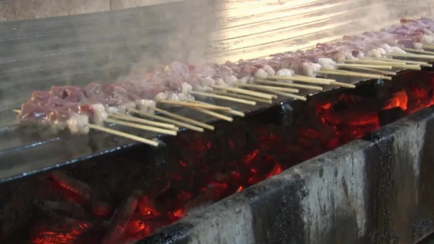 Foto - Yeni rekor geldi! Masaya oturan kadın 5 kilo fazlayla kalktı