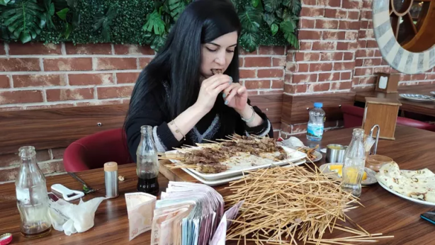 Yeni rekor geldi! Masaya oturan kadın 5 kilo fazlayla kalktı