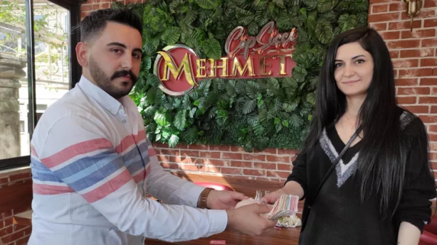 Foto - Yeni rekor geldi! Masaya oturan kadın 5 kilo fazlayla kalktı