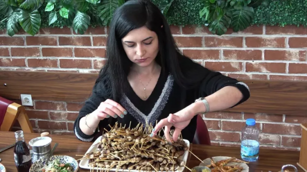 Foto - Yeni rekor geldi! Masaya oturan kadın 5 kilo fazlayla kalktı