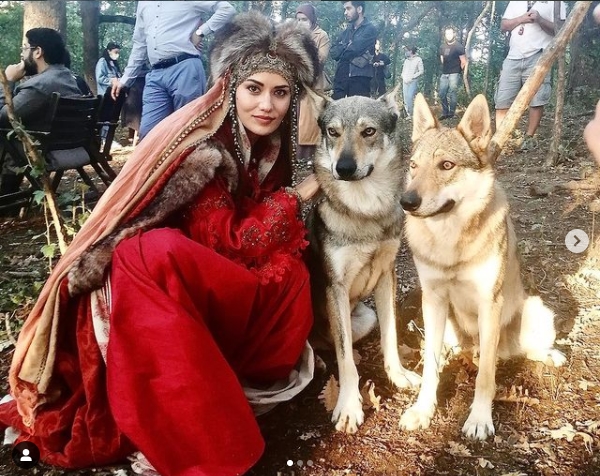 Foto - Yeni sezondan önce Fahriye Evcen’den bomba paylaşım! Kurtlarla birlikte…