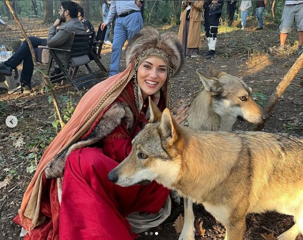 Foto - Yeni sezondan önce Fahriye Evcen’den bomba paylaşım! Kurtlarla birlikte…