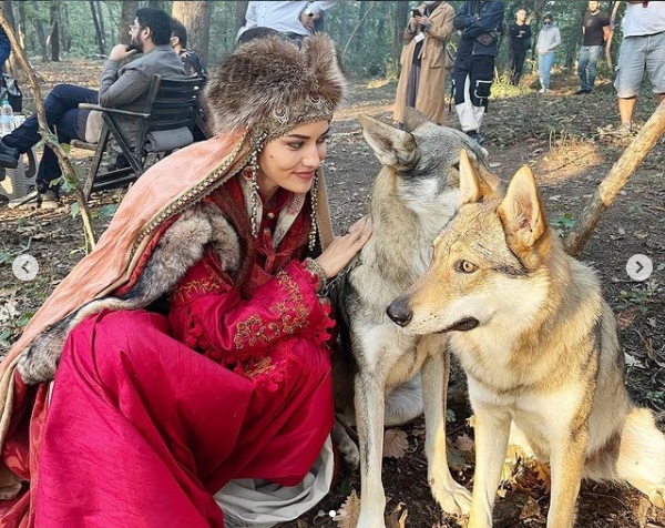 Foto - Yeni sezondan önce Fahriye Evcen’den bomba paylaşım! Kurtlarla birlikte…