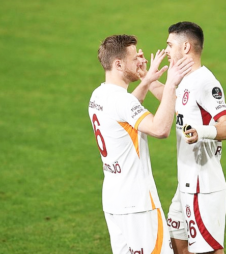 Foto - Yeni silahını ilan etti! Galatasaray'ın yıldızına kafayı taktılar...