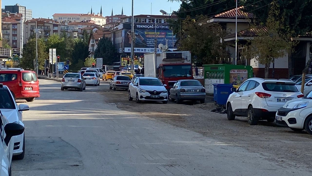 Foto - Yeni yol yapmaya karşı ama bozuk yollara karşı değil! Mansur varsa çukur var