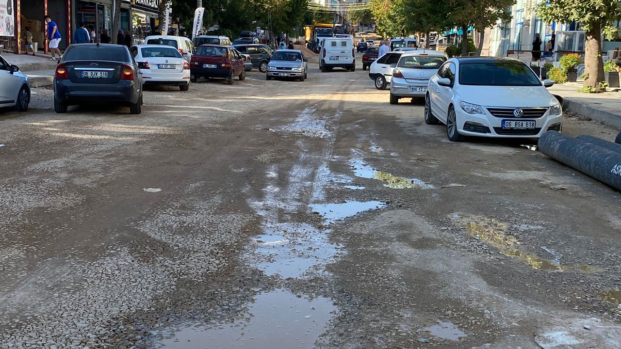 Foto - Yeni yol yapmaya karşı ama bozuk yollara karşı değil! Mansur varsa çukur var