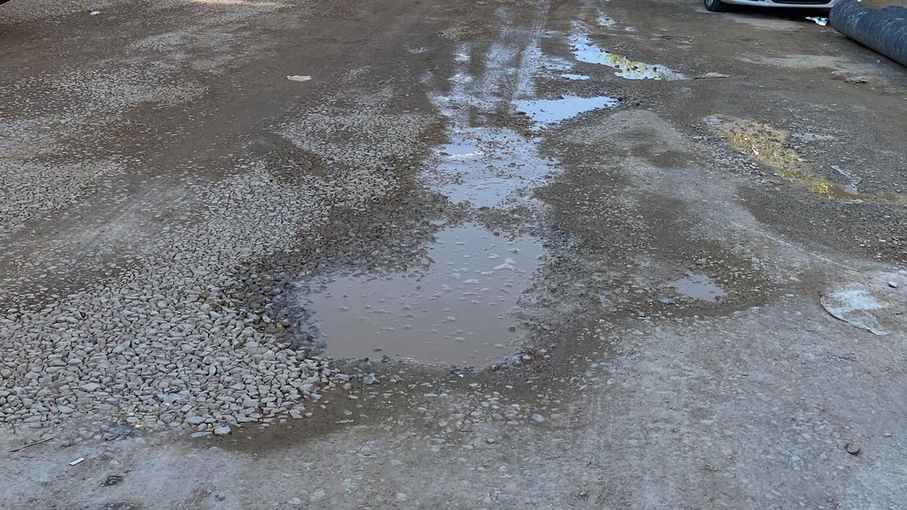 Yeni yol yapmaya karşı ama bozuk yollara karşı değil! Mansur varsa çukur var