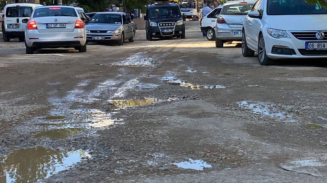 Foto - Yeni yol yapmaya karşı ama bozuk yollara karşı değil! Mansur varsa çukur var