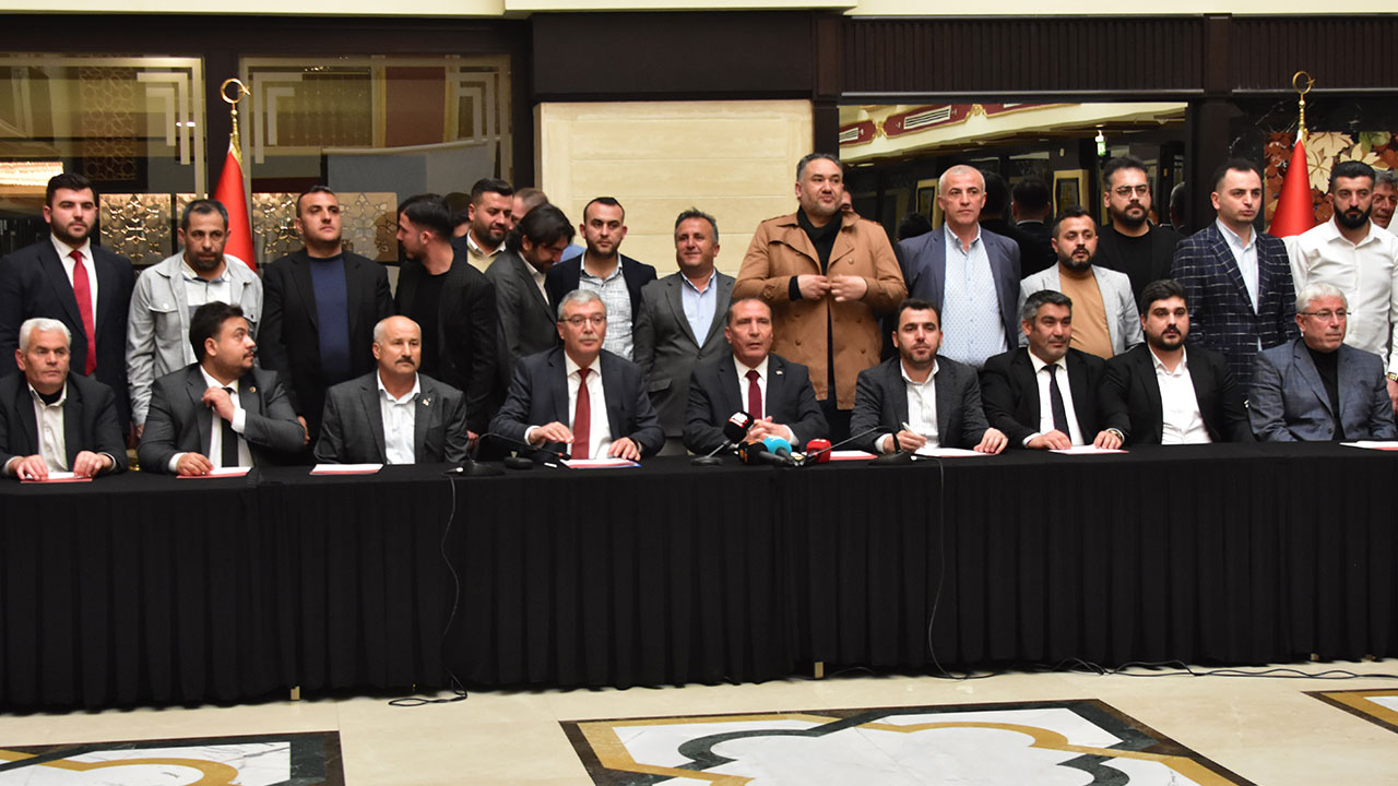 Foto - Yeniden Refah Partisi'nde deprem! 'Kimse bizi dinlemiyor' deyip peş peşe istifa kararı aldılar