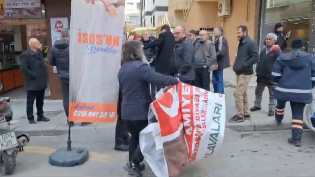 Foto - Yeniden Refahlı adamı dövdüler! İYİ Partilileri çıldırtan pankart