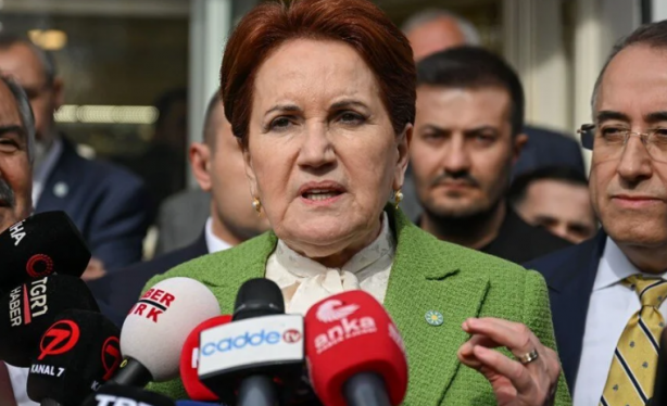 Yeniden Refahlı adamı dövdüler! İYİ Partilileri çıldırtan pankart