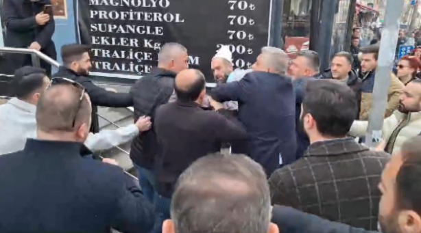 Foto - Yeniden Refahlı adamı dövdüler! İYİ Partilileri çıldırtan pankart