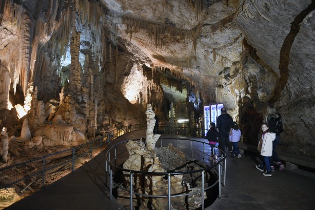 Foto - Yer altı nehrine sahip muhteşem mağara! Masal diyarını andırıyor